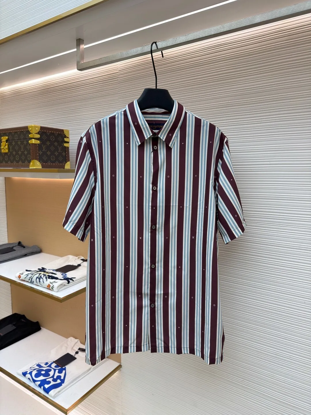 LOUIS VUITTON striped short-sleeved shirt ●Original version: Purchased and developed for 10300 ●Item number: 1682488-A45 ●Fabric: cotton blended fabric ●Technology: made on positioning cutting machine ●Color: brown ●Version: fitted version ●Weight: about 185 grams ●Size: S-M-L-XL ●Description: This style of LOUIS VUITTON striped short-sleeved shirt is made of high-quality woven fabric as the base, and uses direct-injection technology to restore the classic striped pattern. The color reproduction is high, the pattern is delicate and firm, and it is not easy to fade or smudge. The splicing parts of the body are all processed by hand-made overlock sewing technology, and the stitching is smooth and dense, which effectively prevents the edges of the fabric from fuzzing and improves the overall durability. The shirt has a standard lapel shape, with a crisp collar that is not easily deformed. Customized hardware is used for the buttons at the placket, which has a thick texture and good gloss. The length, bust and other sizes increase from S to XL. The measurement error of 1~3CM is within the normal range. It is recommended to hand wash and maintain it to maintain the shape and pattern. It can be easily used in both leisure and light business scenes. The overall wiring is straight and delicate, the fabric is comfortable and soft, and the color is consistent without color difference. It can be matched with the same style to create a fashionable look and control various occasions. Customized accessories, complete with three standards, same style for men and women!